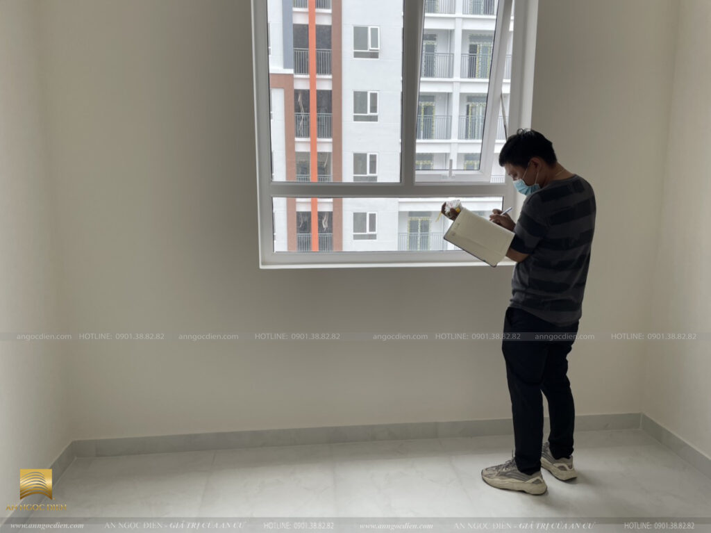 Nhân viên của nội thất Ninh Thuận khảo sát trước khi lên ý tưởng nội thất cho một căn hộ chung cư