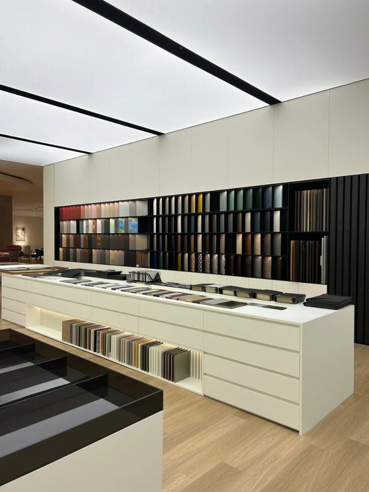 THIẾT KẾ SHOWROOM HIỆN ĐẠI: BÍ QUYẾT THU HÚT KHÁCH HÀNG TRONG THỜI ĐẠI SỐ