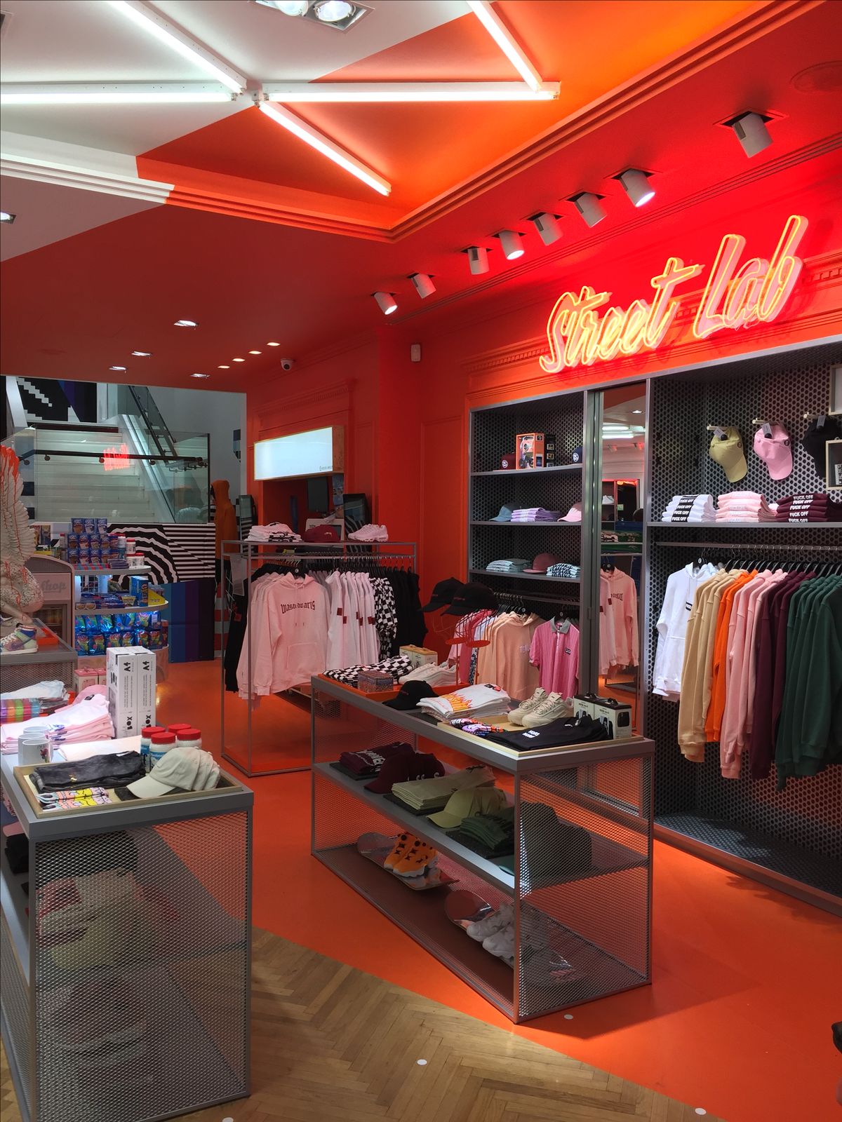 THIẾT KẾ SHOWROOM HIỆN ĐẠI: BÍ QUYẾT THU HÚT KHÁCH HÀNG TRONG THỜI ĐẠI SỐ