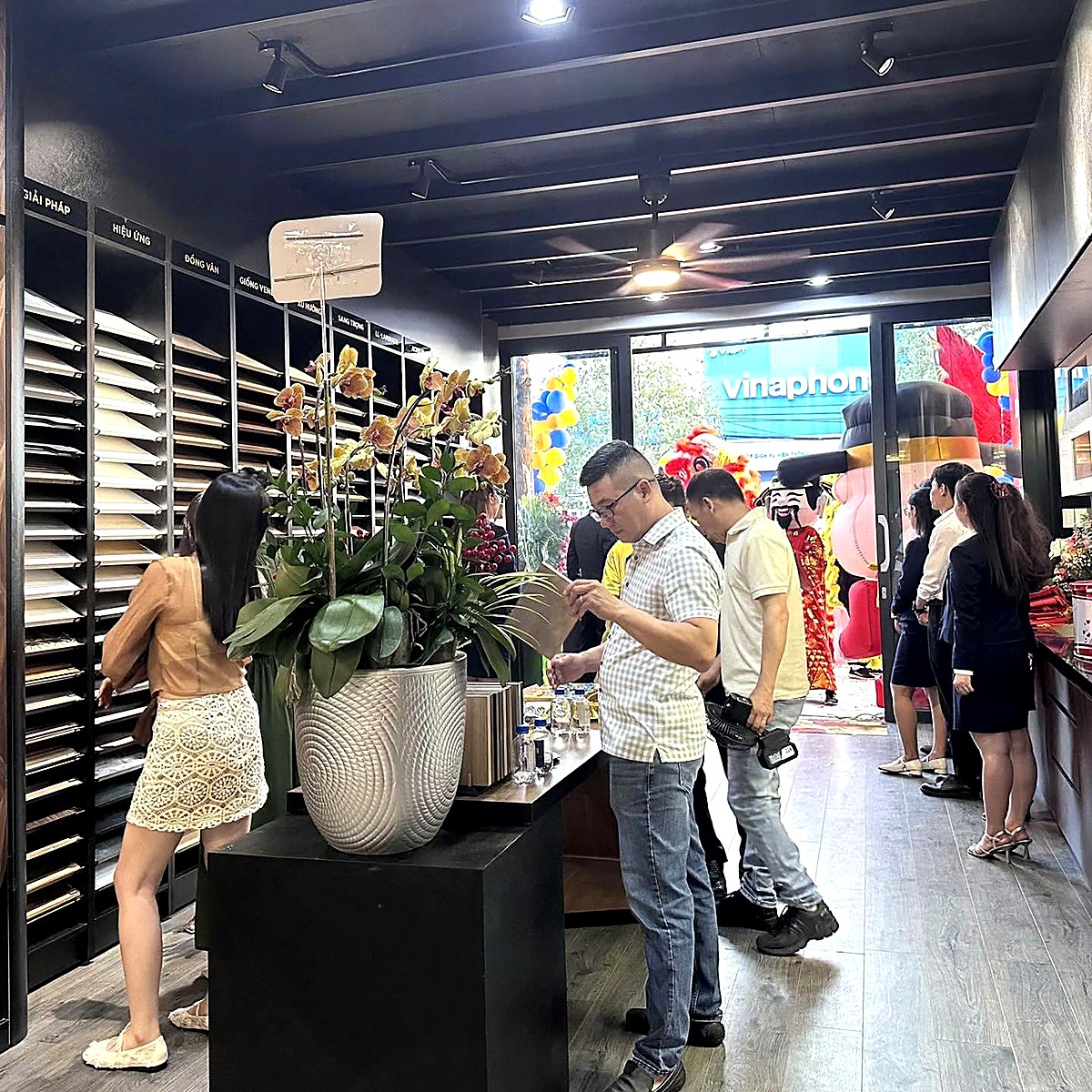 Kệ mẫu ván Gỗ An Cường tại showroom nội thất Ninh Sơn, 390 Lê Duẩn