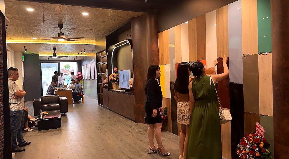 Không gian trưng bày bên trong showroom nội thất Ninh Sơn – khách xem tường mẫu ván