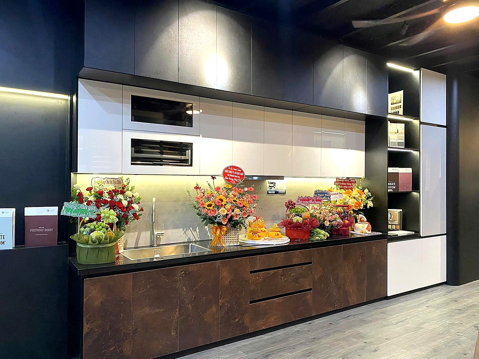 Tủ bếp mẫu trưng bày nguyên bộ tại showroom nội thất Ninh Sơn của AN NGỌC ĐIỀN